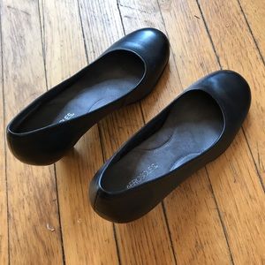 Aerosole Low-Heeled Black Leather Pumps